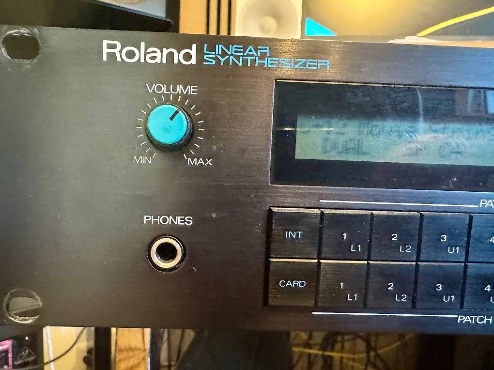 Musikinstrumente: Synthetiseur ROLAND D550 – Gebraucht aus St-Imier von Swann-Thommen