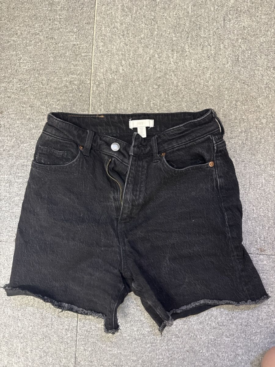 H&M Jeans: schwarze h&m jeansshorts, grösse 36 – Gebraucht aus Goldach von Pw1427