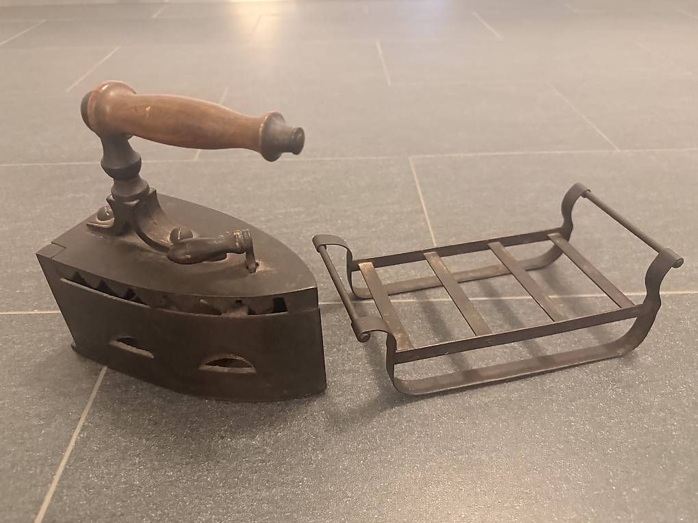 Ferri da stiro: Antikes Bügeleisen – Usato da Bern venduto da gadgetobjects 1