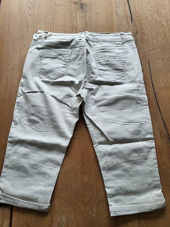 Pantaloni: Pantalon femme – Usato da Ecuvillens venduto da loloall