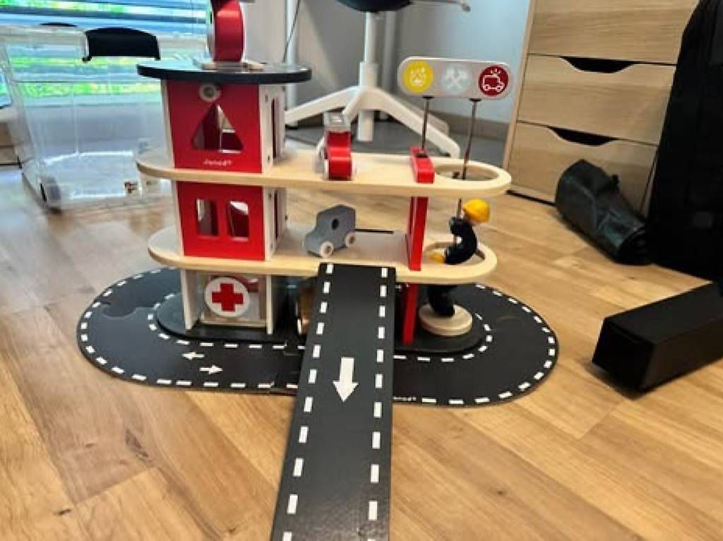 Spielzeuge: Janod- Caserne de pompier – Gebraucht aus Vérossaz von rad_g68s 1