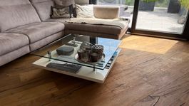 Moderner Glastisch weiss hochglanz mit Holz-Boden im Ange...
