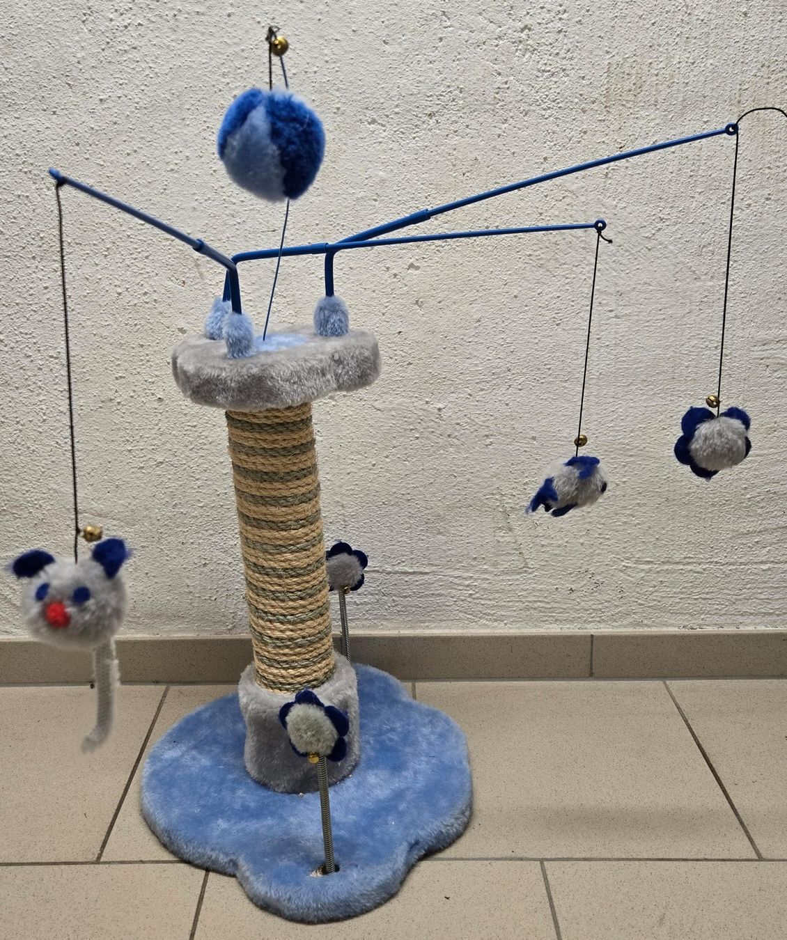Tiragraffi: Katzenkratzbaum mit Spielzeug blau/grau – Usato da Rheinsulz venduto da Dred 5