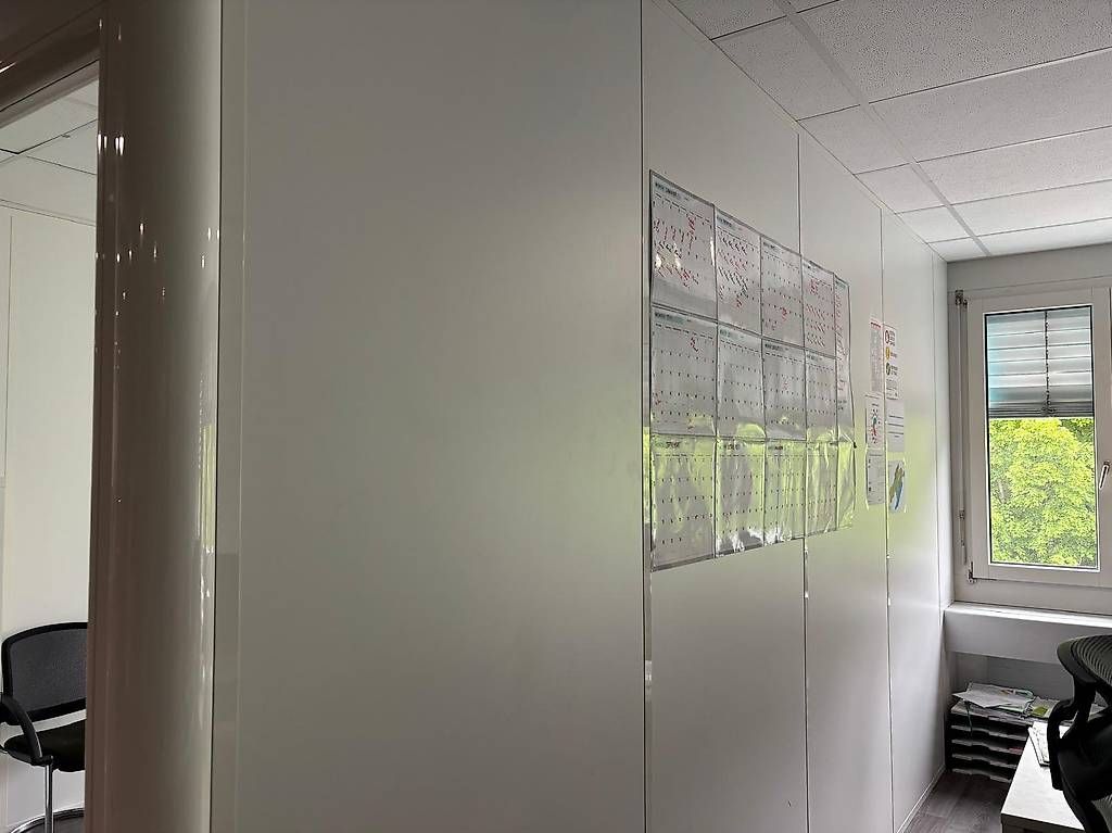Scrivanie: Parois vitrées de bureau avec stores intégrés modulables – Usato da Marin-Epagnier venduto da ThomasFlury 2