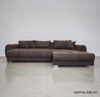 Braunes Ecksofa mit Bettfunktion und allen Kissen