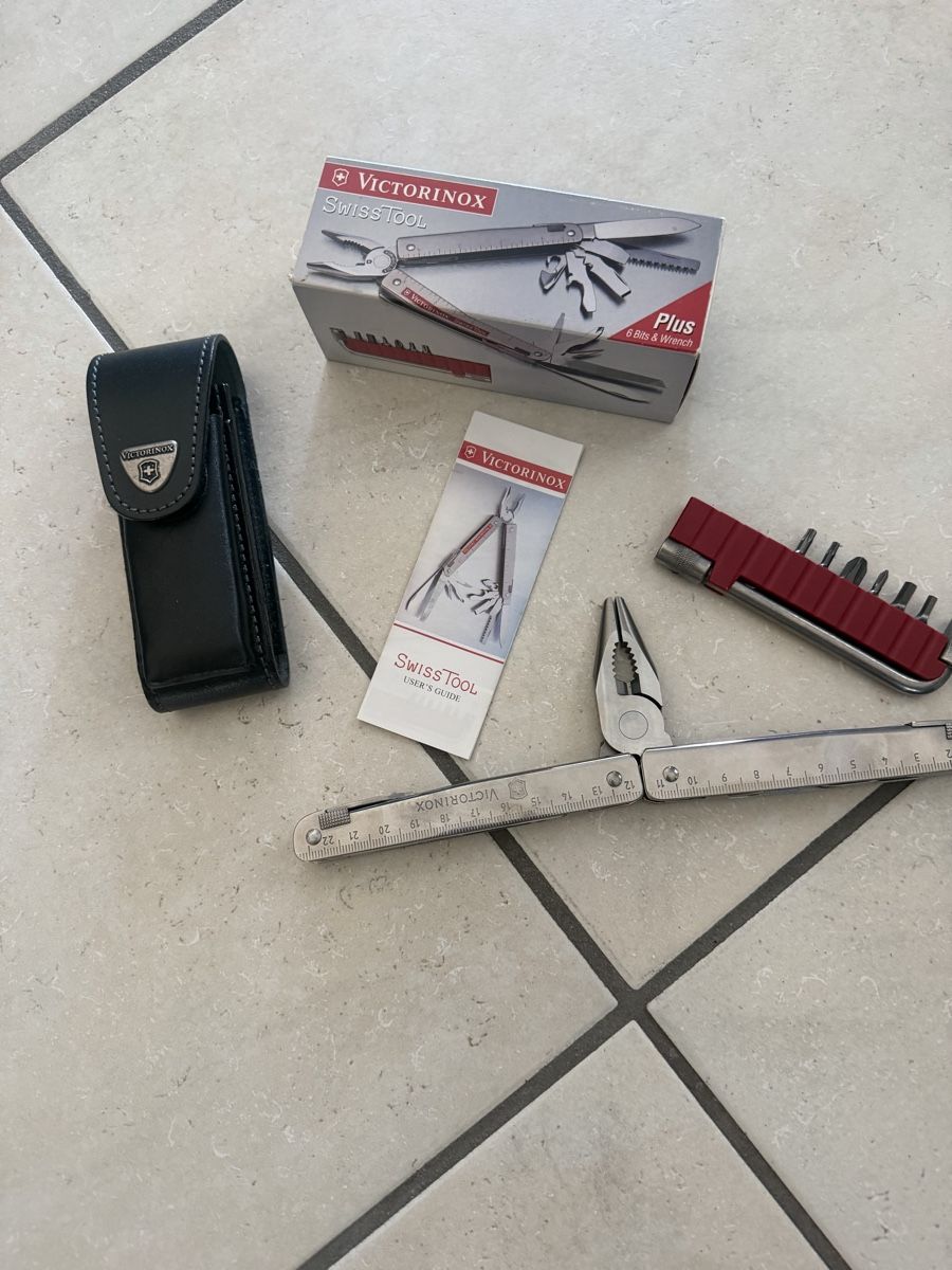 Victorinox Tous les outils: Victorinox Swiss Tool Plus 6 Bits&Wrench – Neuf avec emballage d'origine à Greifensee par Tschappala