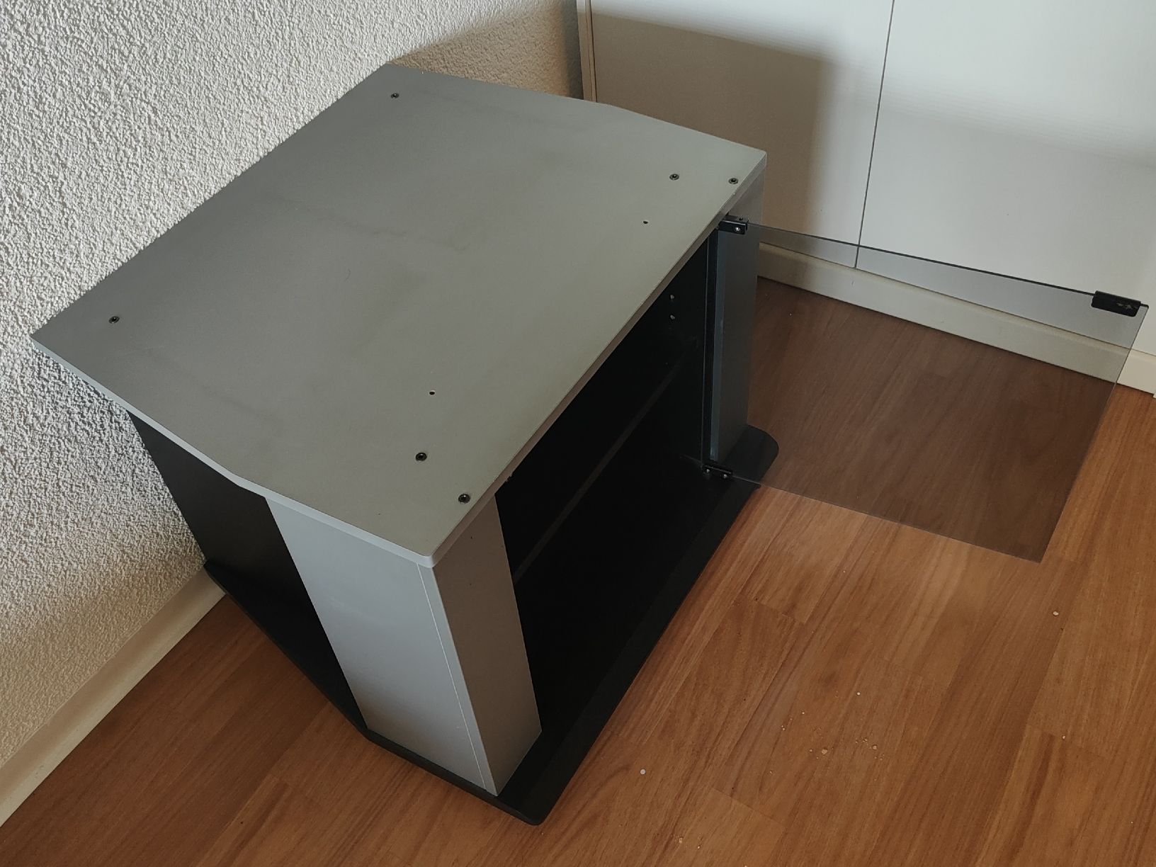 Mobili TV: TV-Möbel mit Glastür und Rollen gebraucht – Usato da Volketswil venduto da kompressor200 2