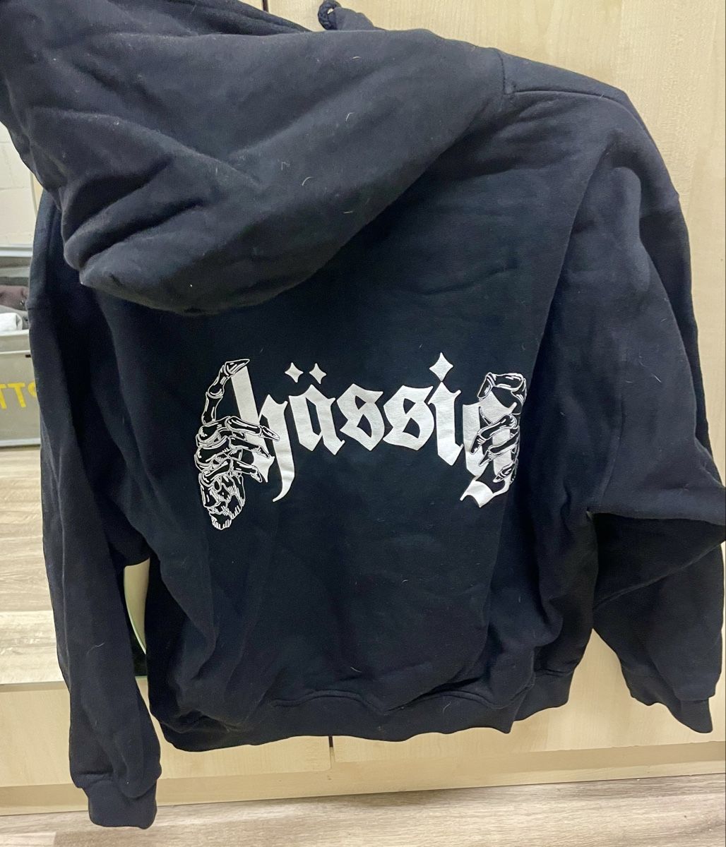 Hässig Maglioni & Felpe: Schwarzer "Hässig" Hoodie  – Nuovo (secondo la descrizione) da Schliern b. Köniz venduto da Lorena.h 1