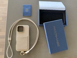 Maison de Sabré iPhone 16 Pro Max Hülle mit Band, beige.