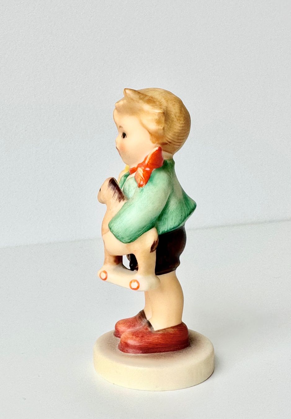 Hummel Statuette: Süsse Goebel Hummel Figur Junge mit Schaukelpferd – Usato da Steinen venduto da SputnikSweetheart 2