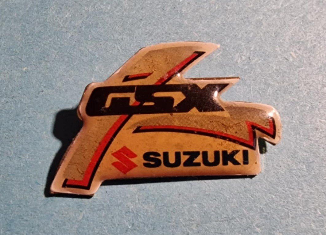 Plaketten & Abzeichen: Pin Suzuki GSX – Gebraucht aus Härkingen von specialshapes