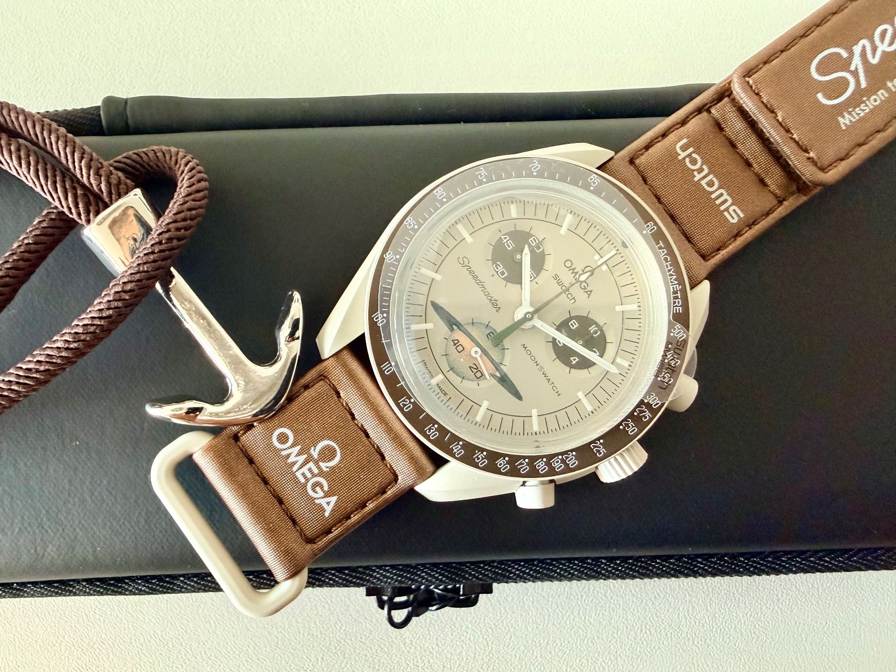 OMEGA x SWATCH Mission to Saturn + free brown cord bracelet (Neu