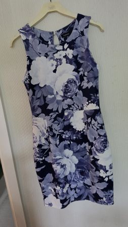 Kleid geblümt Marke b.young Grösse S guter Zustand