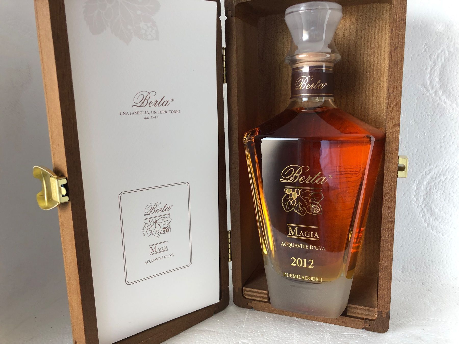 Berta Spirituosen: Grappa Distillato d'uva MAGIA BERTA 2012... – Neu und originalverpackt aus Wöschnau von Vinsale 8