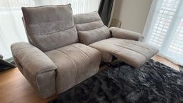 Modernes Relaxsofa / 2-Sitzer mit elektrischer Relaxfunktion