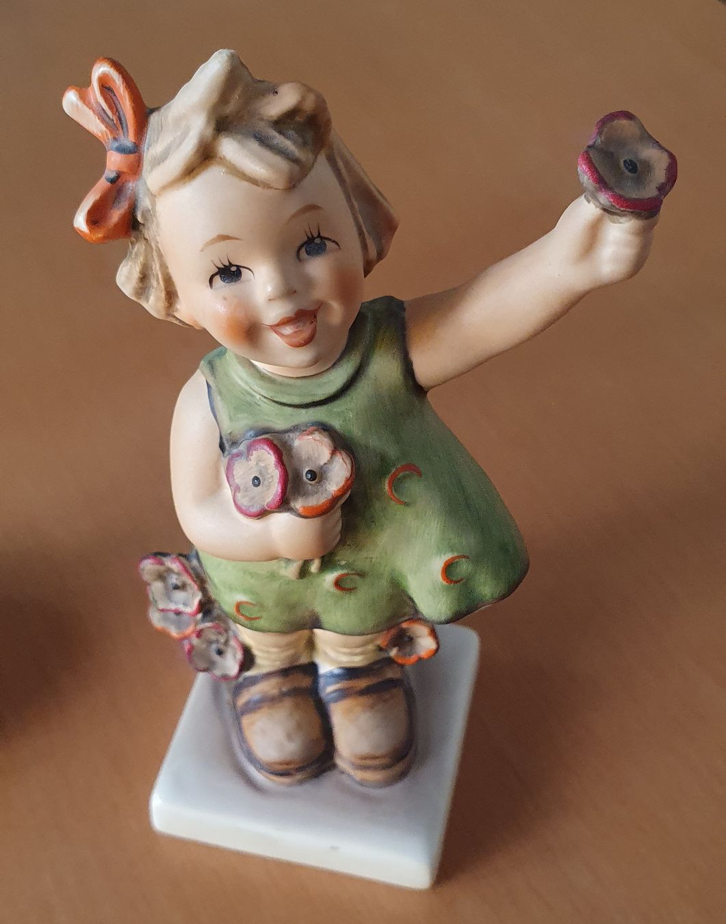 Hummel Statuette: 2 süsse Goebel Figuren, Mädchen mit Blumen & Schulmädchen – Usato da Kreuzlingen venduto da Rschweiz1 2