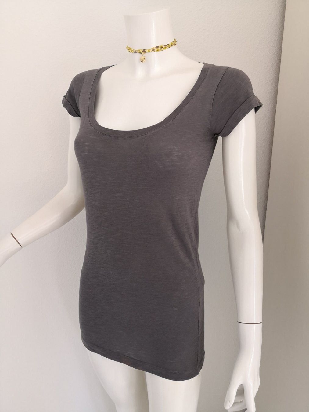 Mango T-shirt: 🤩MANGO T-SHIRT GRAU & PRADA P. – Usato da Olten venduto da Naja-Twins-Twins 4