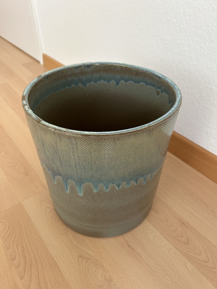Vasi per fiori: Blauer Keramik Übertopf – Nuovo e nell'imballaggio originale da Sursee venduto da antonia.haas 1