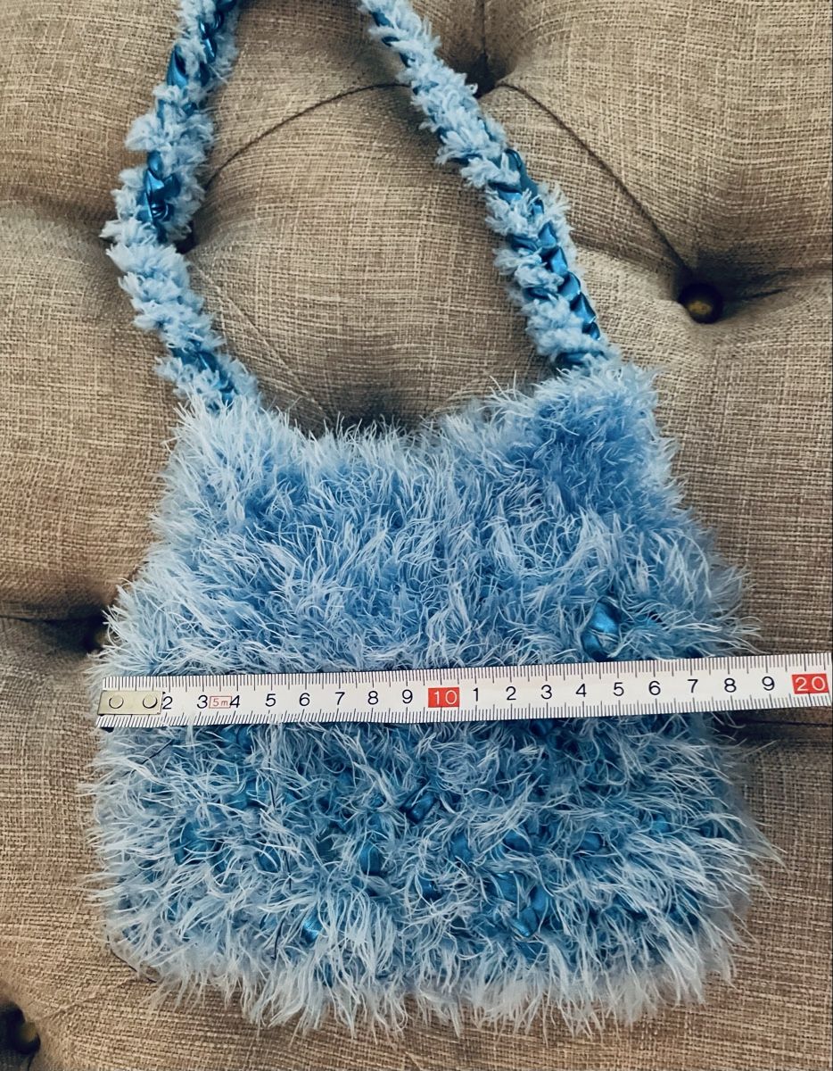 Borse da donna: Handtasche Felloptik hellblau 20cm Breite – Nuovo e nell'imballaggio originale da Au ZH venduto da Jaggy4 4
