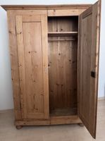 Schöner Weichholz-Kleiderschrank