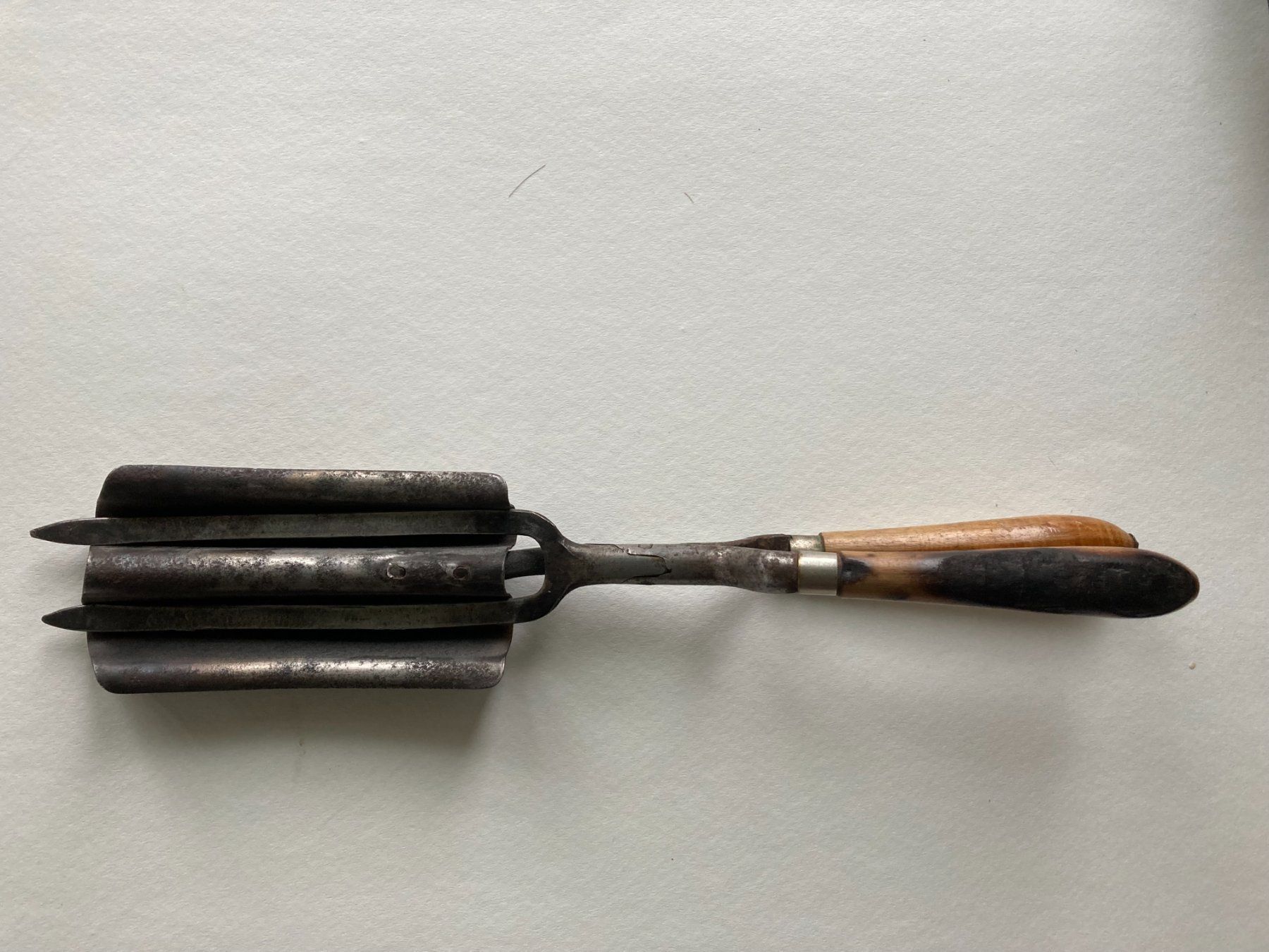 Sonstige antike Technik & Geräte: Antikes Lockeneisen Ondulierzange – Gebraucht aus Subingen von  7