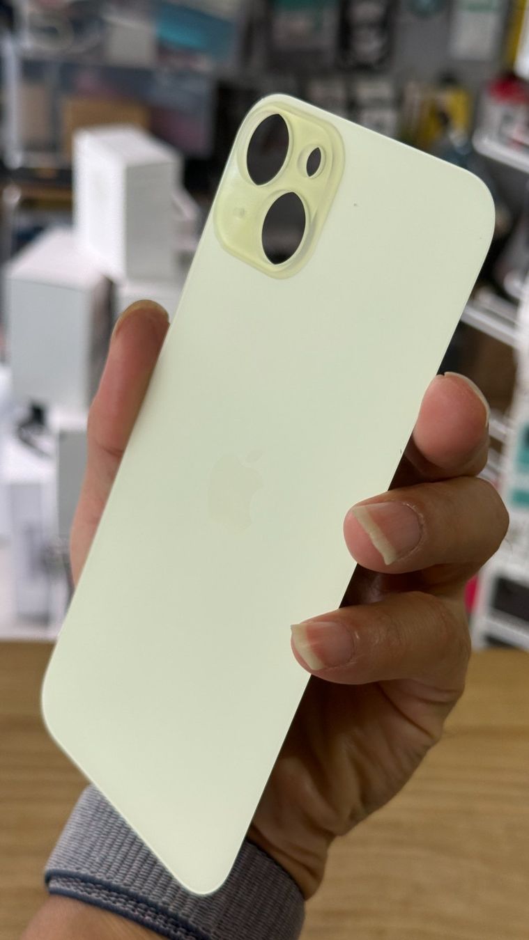 Apple Handys / Smartphones: Vitre Cache Arrière iPhone 15 Jaune – Neu und originalverpackt aus Morges von DA-repa 2