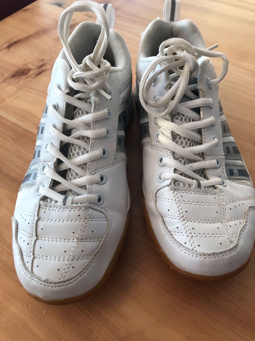 Scarpe da donna: Gut erhaltene Turnschuhe, Grösse 39, Weiss – Usato da Kaltbrunn venduto da lagone1