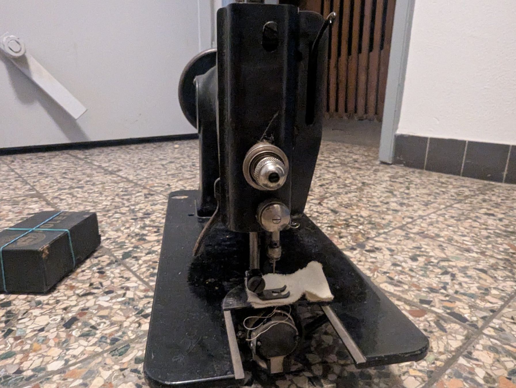 Adler Macchine da cucire: Antike Adler Nähmaschine, ca. 1930, Deko oder Funktion! – Usato da Basel venduto da ili_j29z 4