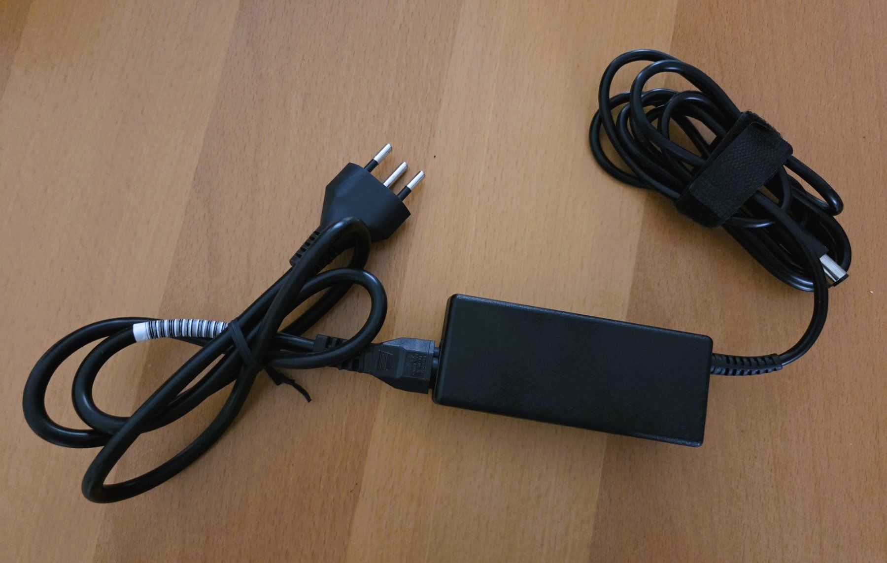 Hewlett Packard Caricabatterie: ORIGINAL HP ADAPTER 65W / HP LADEGERÄT - HP 65W – Usato da Brüttisellen venduto da Nighttrain 2