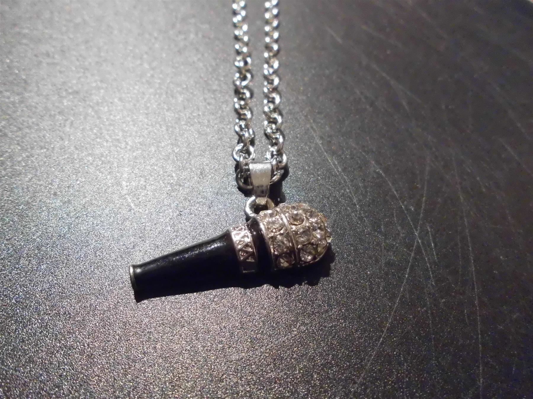 Catenine: Kette silberfarbig, Mikrophon – Nuovo e nell'imballaggio originale da Zürich venduto da abraxas1291 1