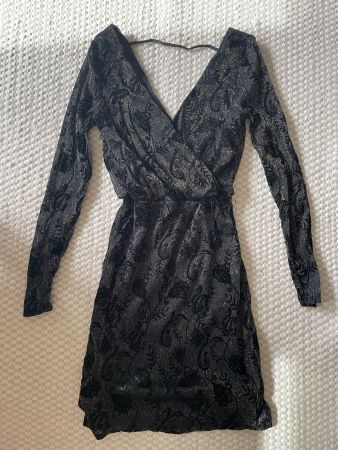 Schwarzes Glitzerkleid Gr. S – Samt-Muster – Rückenfrei