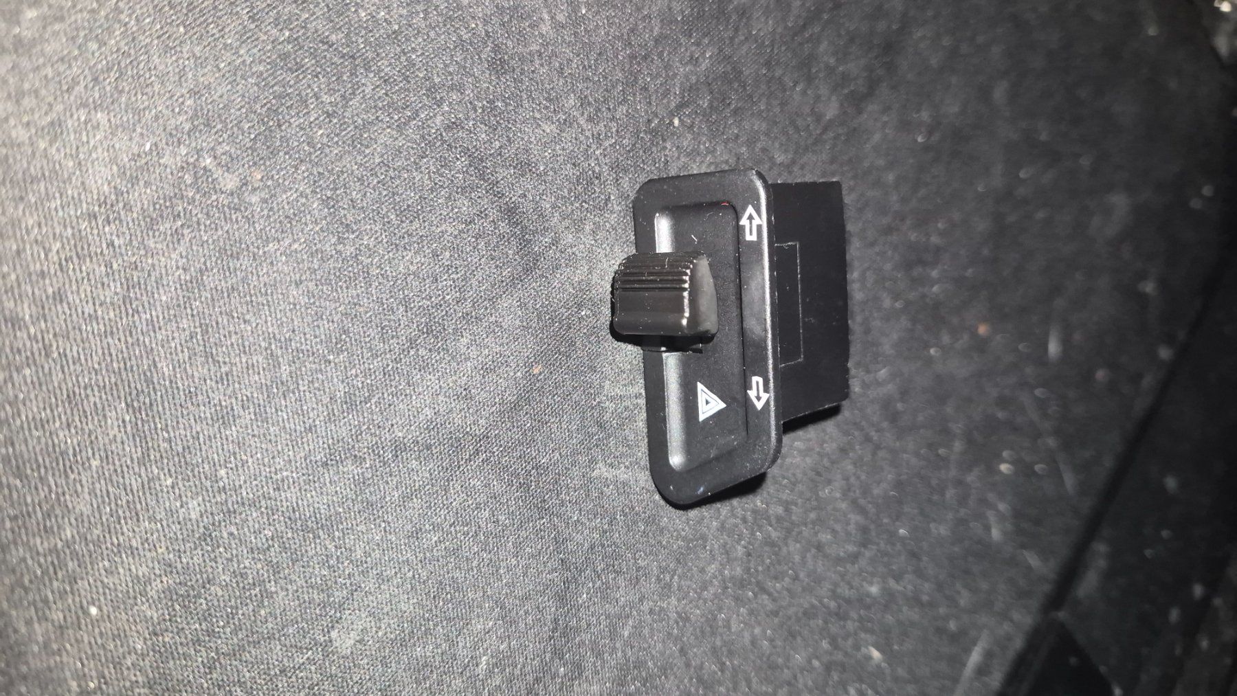 Tutti pezzi di ricambio per scooter: bouton clignotant warning pour scooter – Nuovo e nell'imballaggio originale da Carouge GE venduto da mor_89zg
