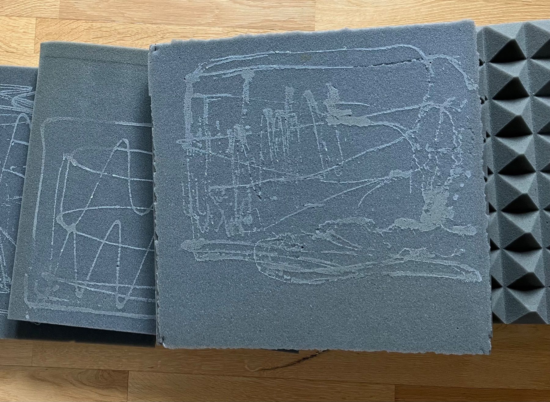 Servierplatten: 8 Akustik Schaumplatten Pyramide 40x40 – Gebraucht aus Luzern von korallkrabba 1
