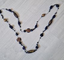 Lange Statement-Kette, Holz und dunkle Farbtöne, Herbst-Look