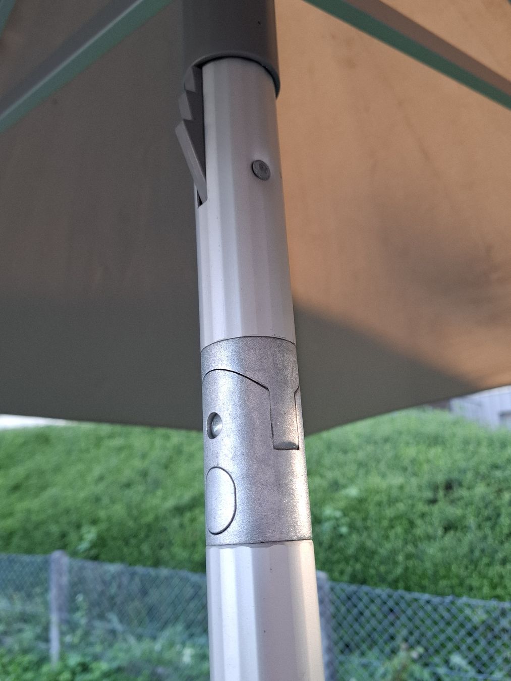 Glatz Ombrelloni: Glatz Sonnenschirm 250x250 hellgrau – Usato da Richterswil venduto da Friedafrech 2