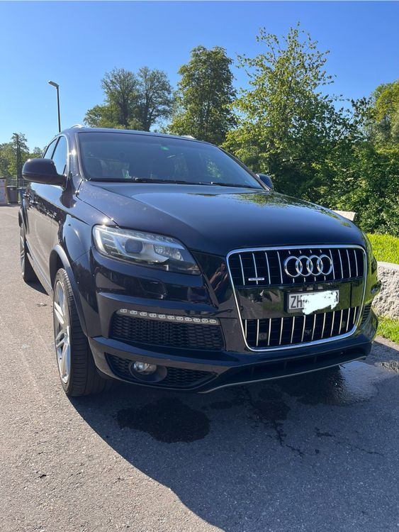 SUV Q7 S-line.