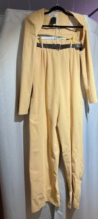 *SALE* Sandfarbener Jumpsuit mit Brust-Gürtel und Bolero