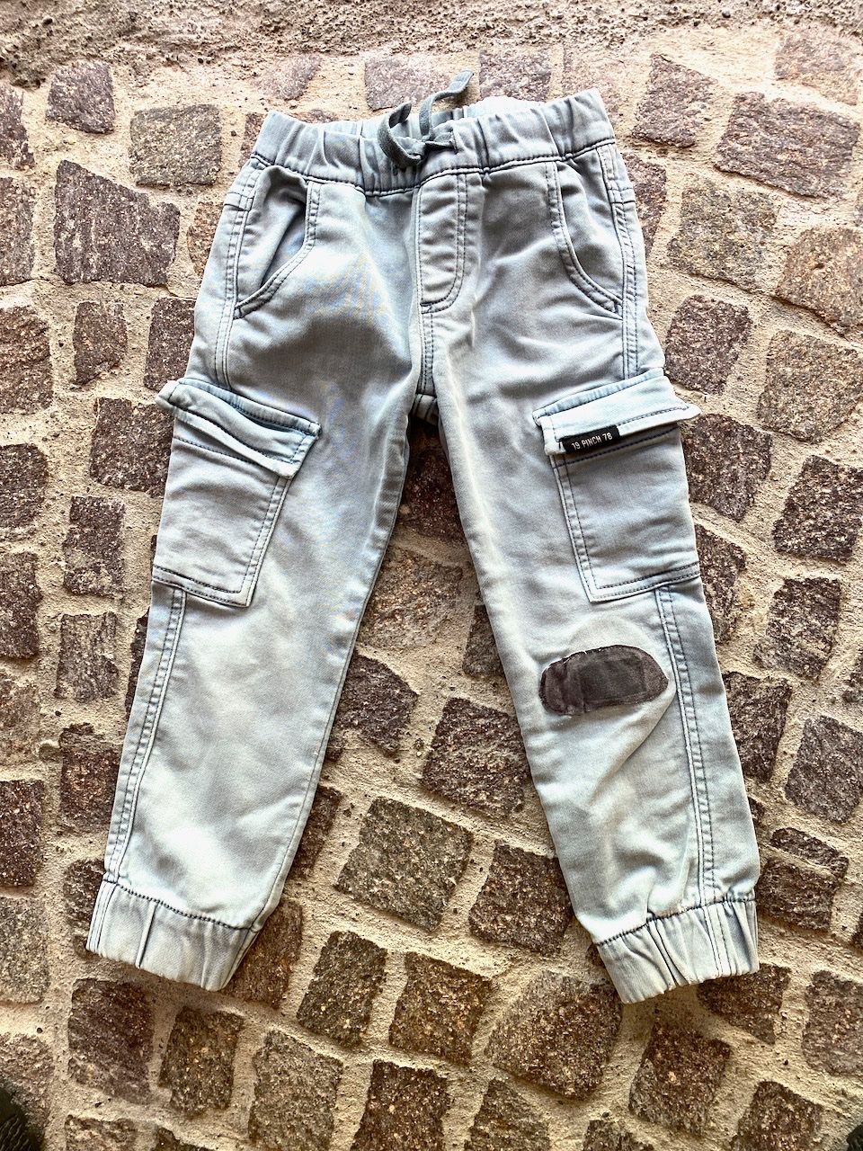 Pantaloni: Robuste Kinder Cargo Jeans, Gr. 98/104 – Usato da Uster venduto da ros_pym8
