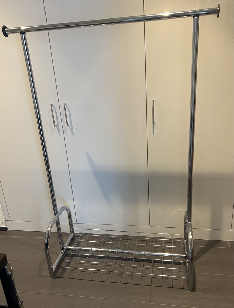 Garderobe: Kleiderständer Chrom mit Ablage – Gebraucht aus Pfäffikon SZ von andi_dru