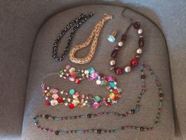 5 Halsketten Modeschmuck 1 lange 4 kurze witzig edel + Ring