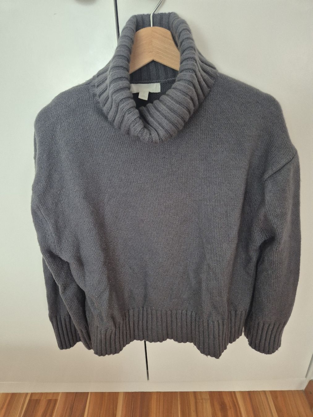 H&M Pullover & Sweatshirts: Damen Rollkragenpullover Oversize – Gebraucht aus Biel-Benken BL von Sandra0147