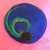 Petit  chapeau rond à plumes rétro