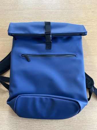 Neuer Rucksack, blau