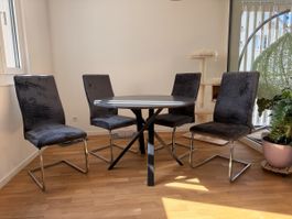 Esstisch zu verkaufen (Stühle gratis dazu)