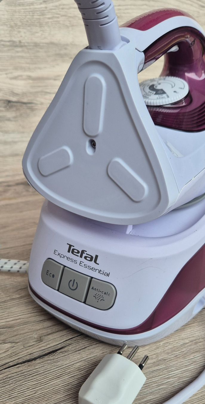 Tefal Bügeleisen: TEFAL Express Essential Bügeleisen mit Wassertank – Gebraucht aus Neerach von SilliS 6