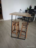 Table bar et chaises en bois
