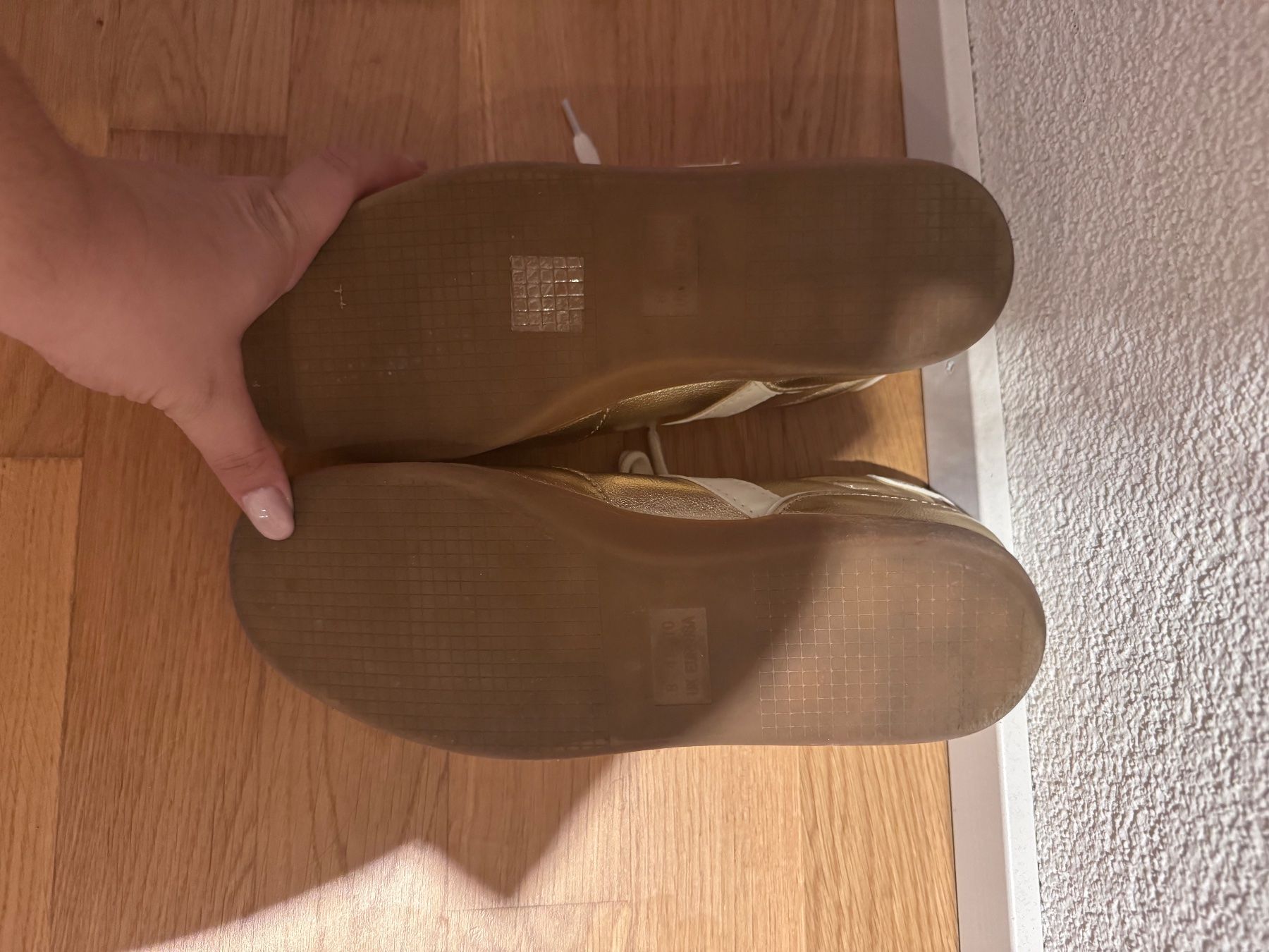 Damenschuhe: Goldene Sneaker – Gebraucht aus Ostermundigen von farfallina1606 1