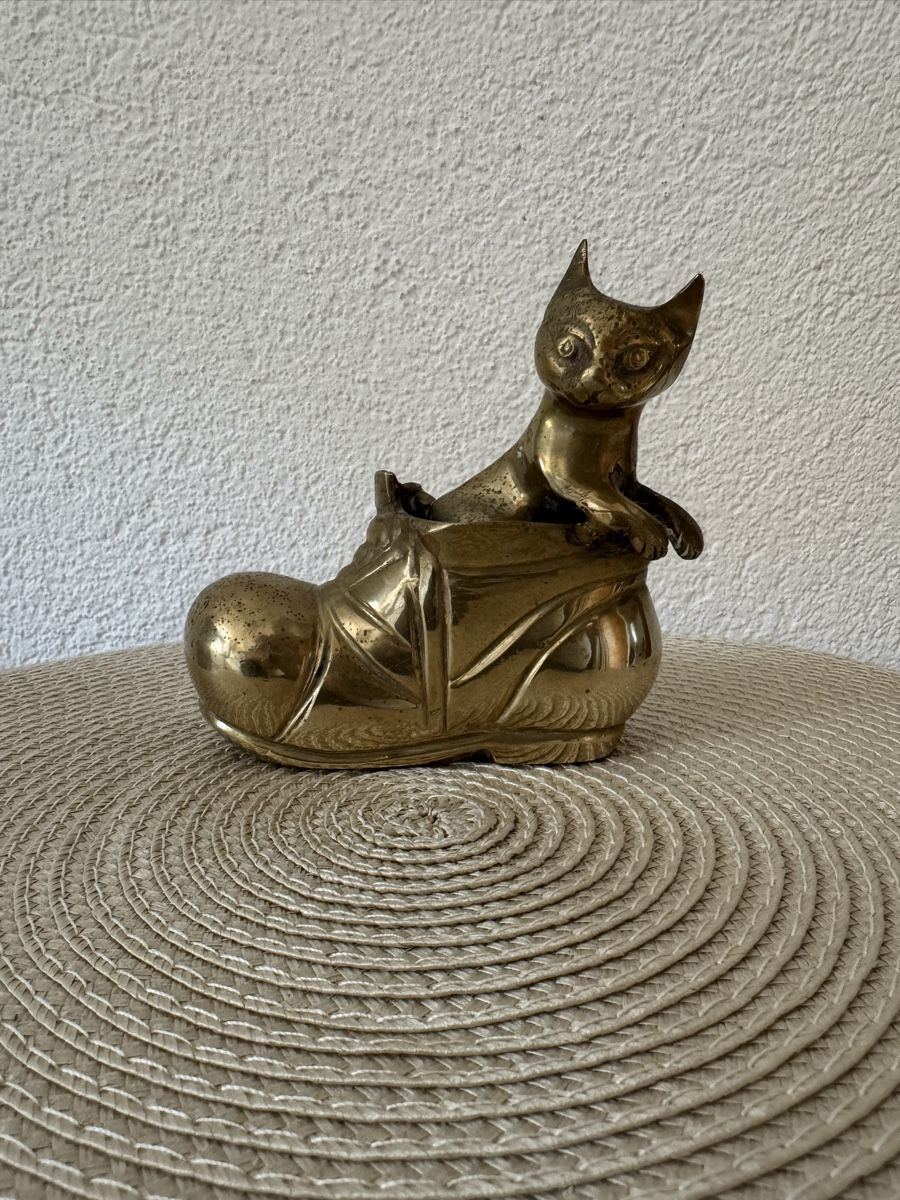 Statuette: Vintage Messing Katze in einem Schuh – Usato da Balsthal venduto da Narulya