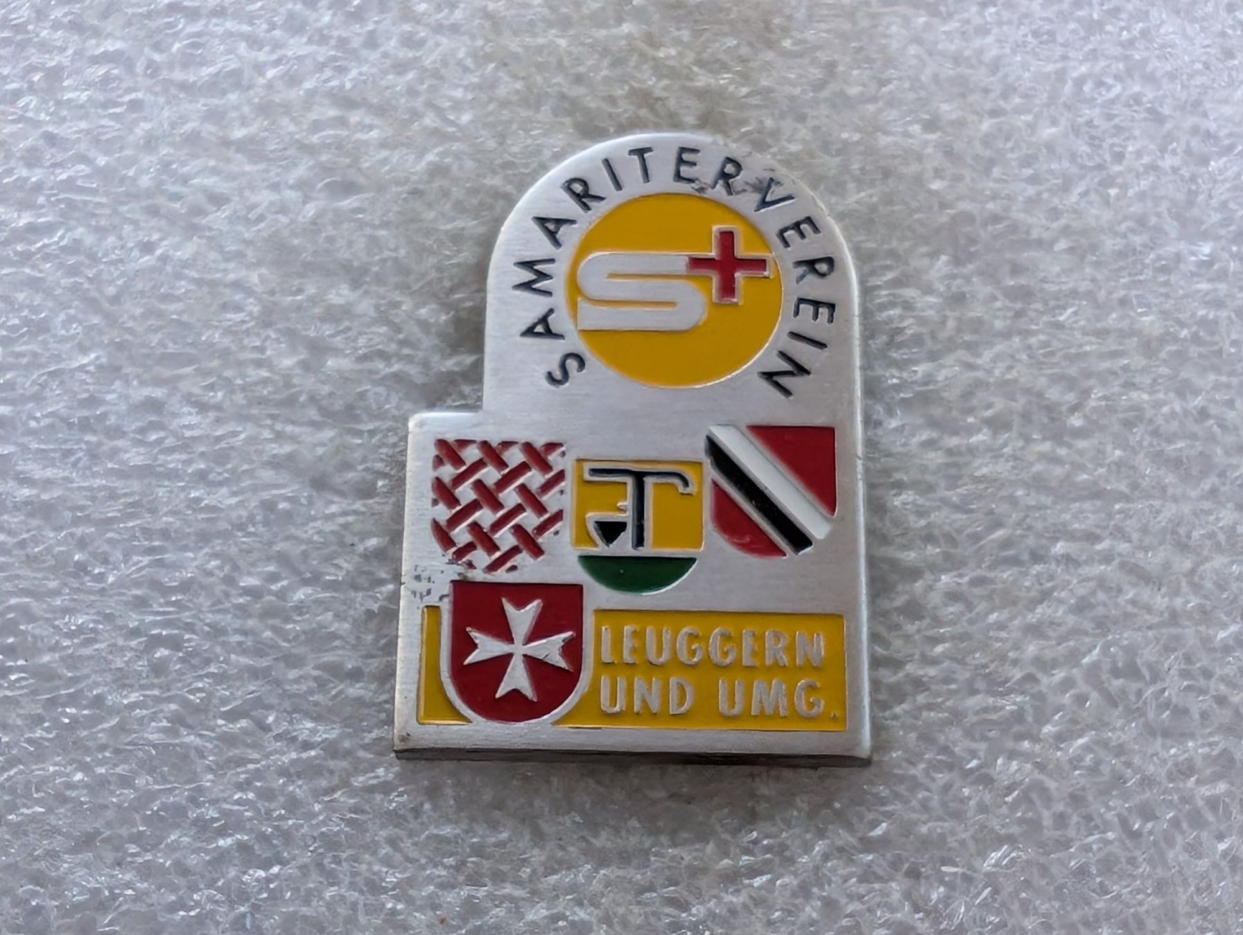 Plaketten & Abzeichen: Ansteckpin 191: Samariter Verein Leuggern – Gebraucht aus Oppligen von Pin-Fall-Shop