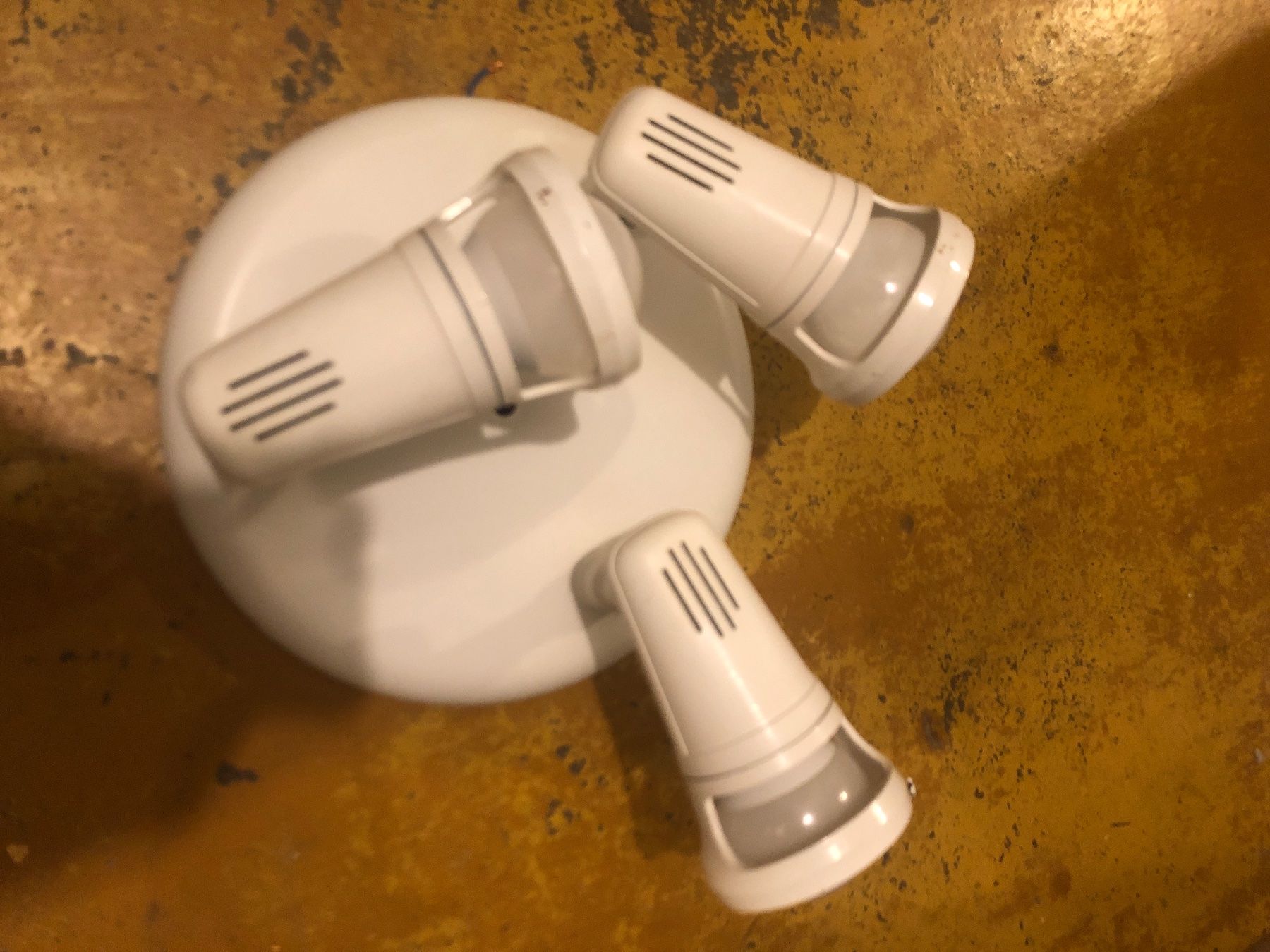 Lampadari & plafoniere: Weisse Deckenlampe mit drei Strahlern! – Usato da Olten venduto da eti_r289